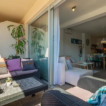 Ellis -with Private Parking * Medolino